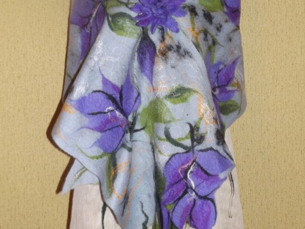 veltas šalis su violetinėm gėlėm 1