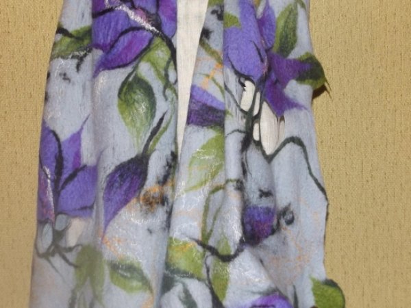 veltas šalis su violetinėm gėlėm 2