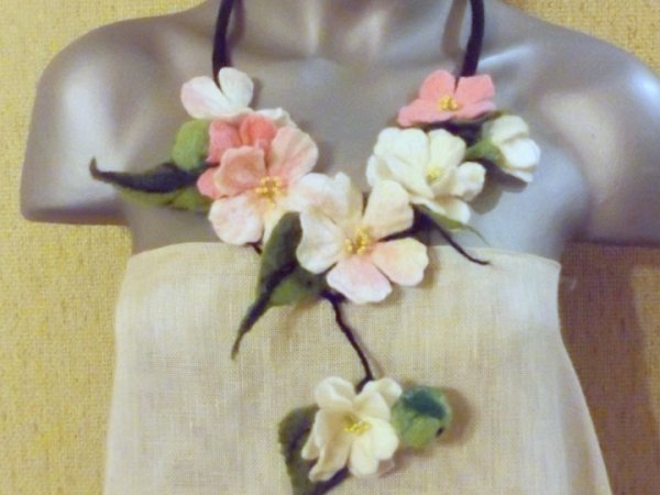veltas papuošalas"obels šakelė' - Necklaces