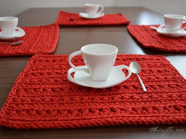 Raudoni padėkliukai - Tablecloths & napkins