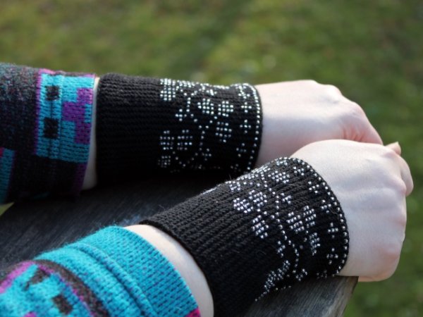 Black Wrist Warmers, Clover Pattern Beaded Arm Warmers, Fingerless Gloves 2