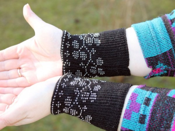 Black Wrist Warmers, Clover Pattern Beaded Arm Warmers, Fingerless Gloves 3