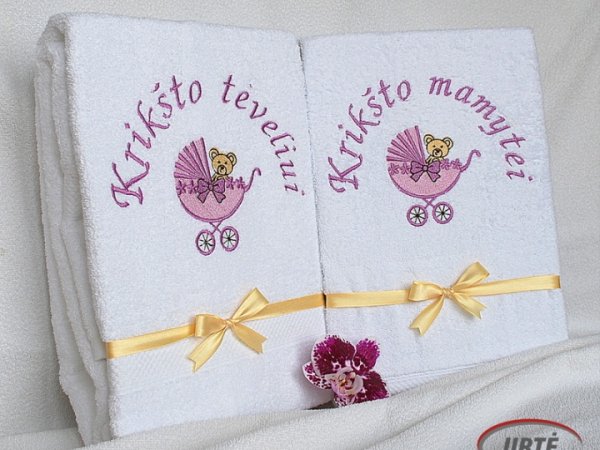 Meškiukas vežimėlyje - Siuvinėti rankšluosčiai Krikšto tėveliams 1