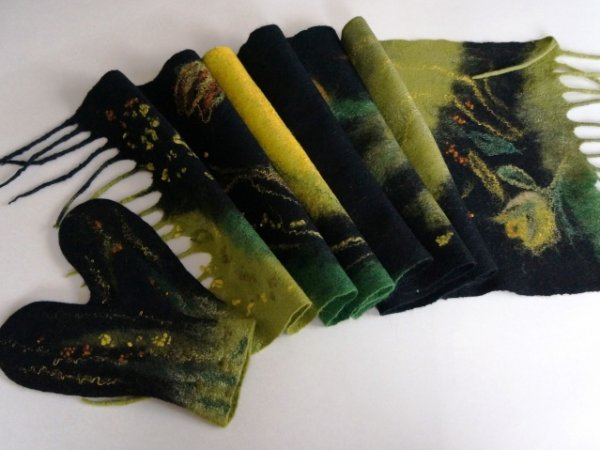 Merino wool scarf and mittens suite for women. 2