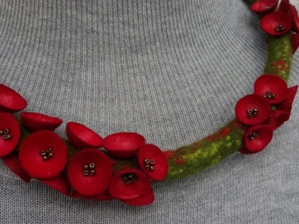 Felted necklase-Birds berries 3