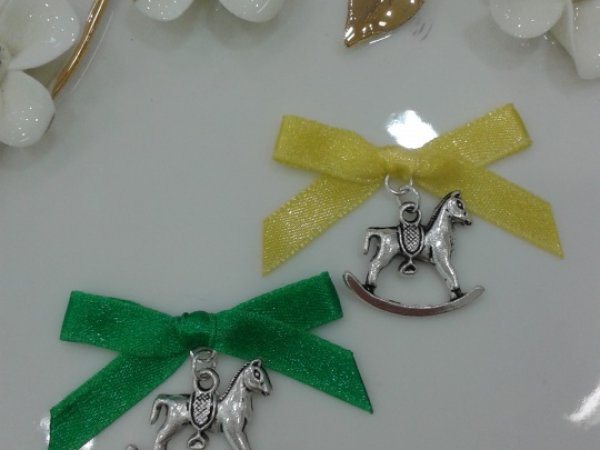 Pinned ribbons to horses - Accessory