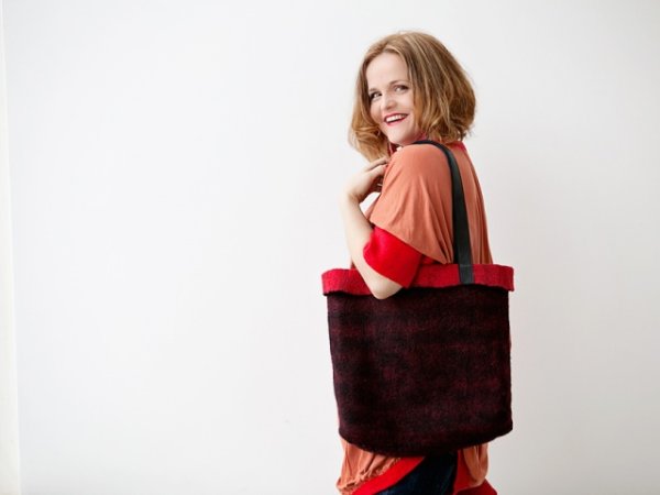 Velta merino vilnos rankine juodos ir raudonos spalvu derinys. - Handbags & wallets