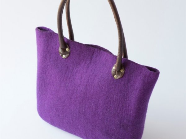 Velta talpi rankinė /purple felted bags 3