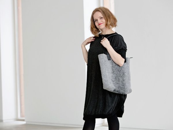 Velta rankine pilkos ir juodos derinys, odines rankenos - Handbags & wallets
