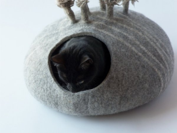 Eco-friendly handmade felted wool cat bed 2