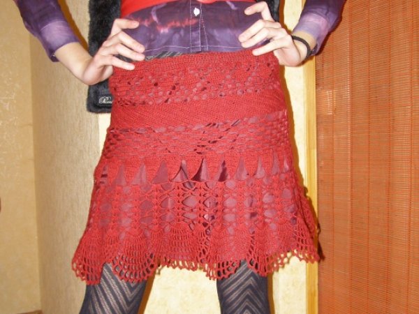 Raudonas sijonas - Skirts