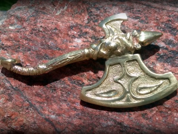 Žalvarinis pakabukas Kirvis Kirvukas 2