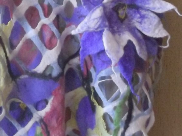 veltas tinklinis šalis su violetinėm daugiasluoksnėm gėlėm 3
