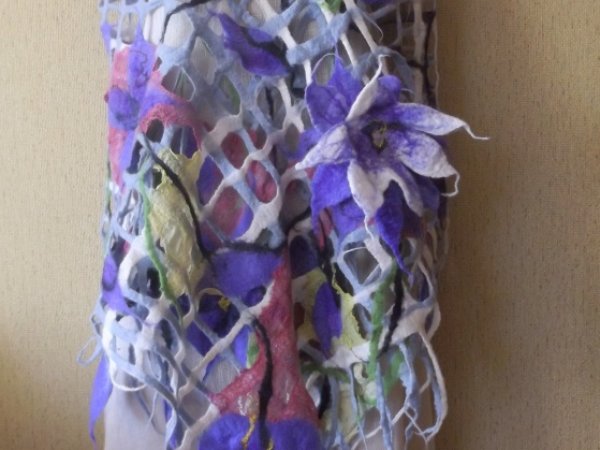 veltas tinklinis šalis su violetinėm daugiasluoksnėm gėlėm 1