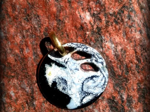 Pendant sphinx, enamel 2