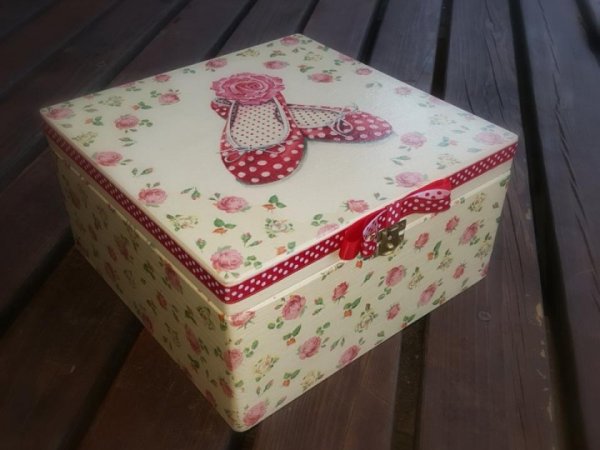 Dėžutė mergaitei 'Raudoni batukai" - Decoupage