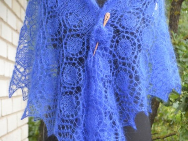 Knitted shawl blue 2
