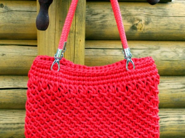 Red crocheted handbag 2