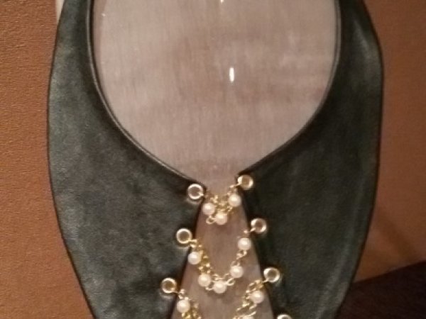 Kaklo papuosalas,,Apykakle su perlais'' - Leather articles