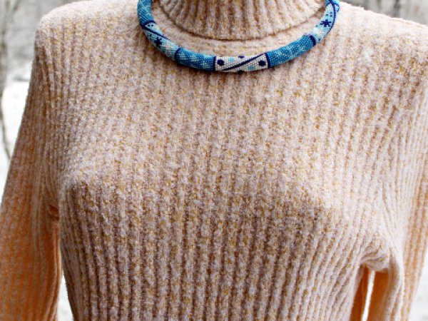 Winter satisfaction guaranteed, Beaded crochet rope necklace with white and blue 3