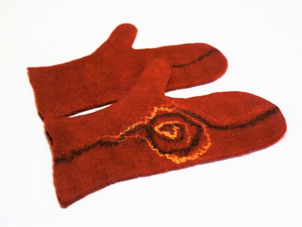 Rankų darbo rudos veltinio pirštinės "Ornamentai" - Gloves & mittens