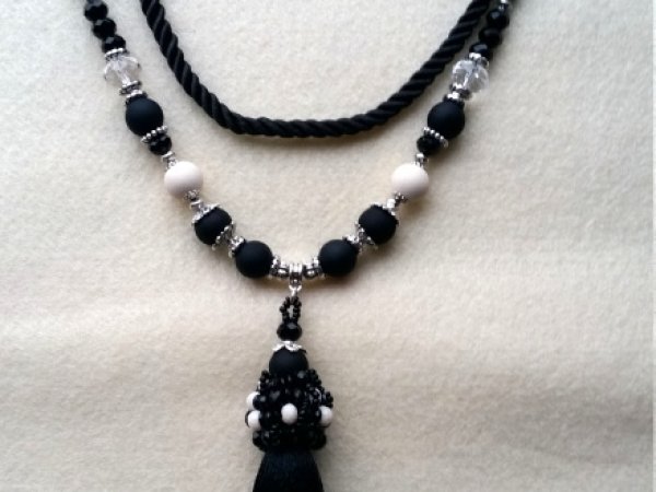 Vėrinys su juodu kutu - Necklace