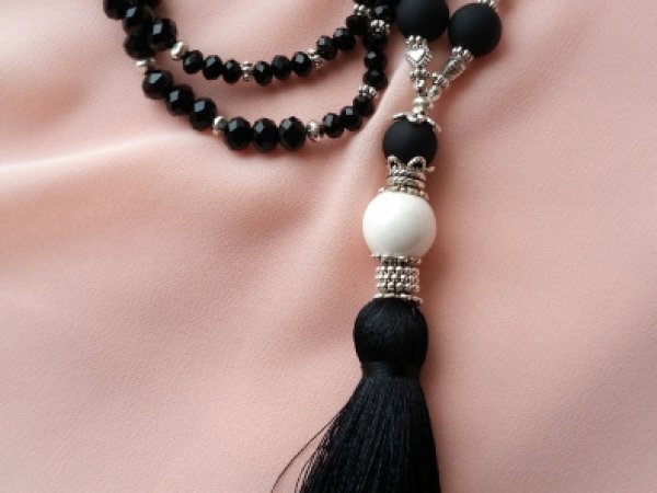 Vėrinys su juodu kutu 2 - Necklace