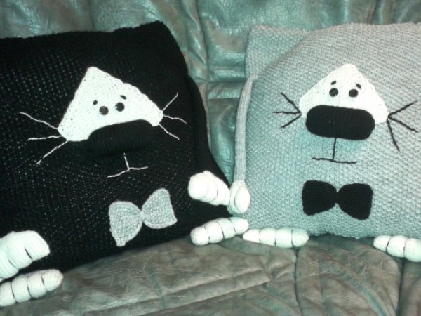 Knitted pillow Cat 3