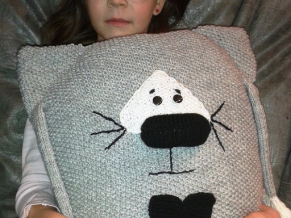 Knitted pillow Cat 3