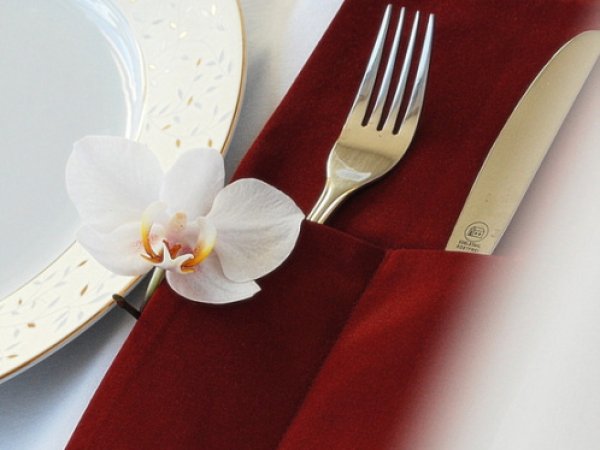 Burgundy color cutlery pocket 2