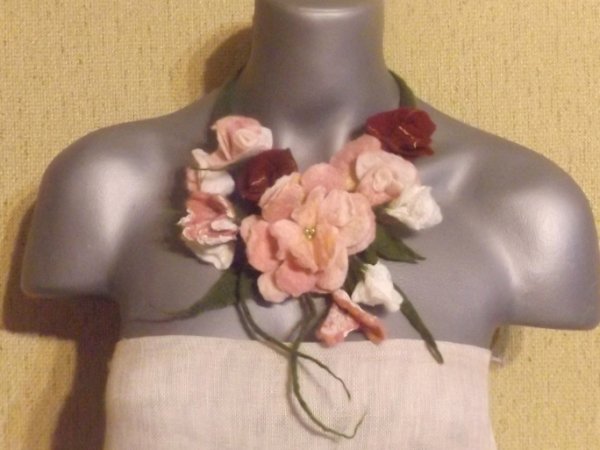 veltas papuošalas " pastelinė rožė" - Necklaces