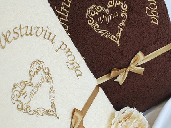 Dovana medvilninių vestuvių proga - siuvinėtų rankšluosčių komplektas 2