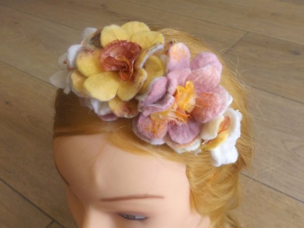 lankelis pasipuošti su veltom gėlėm ir dažytu šilku. - Hair accessories