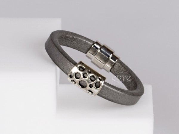 Regaliz#3 bangle - Leather articles