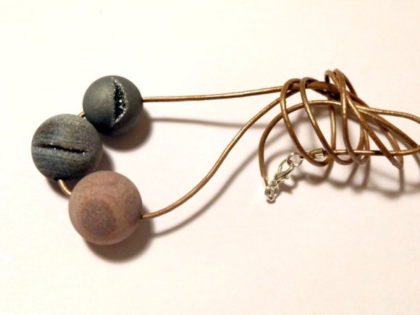 Minimalistinis pakabukas ant kaklo 1