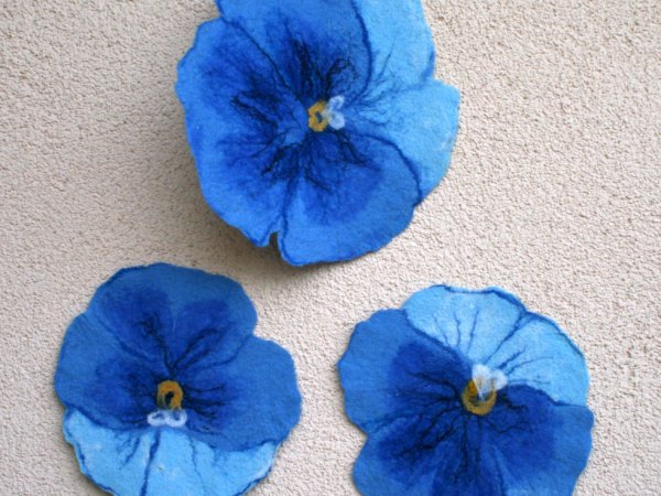 Veltos servetėlės ir stalo  takelis ,,NAŠLAIČIŲ ŽIEDAI ,, - Tablecloths & napkins