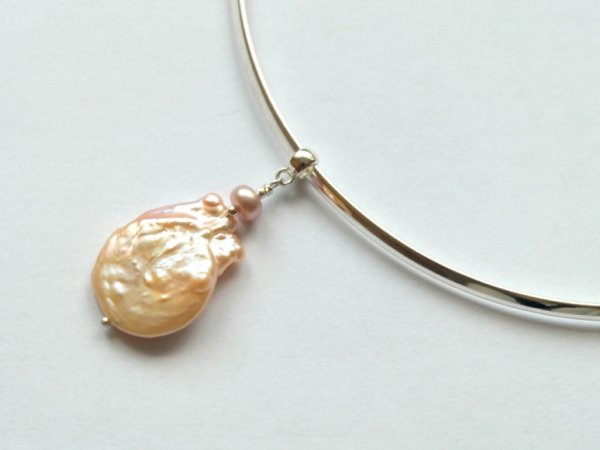 Minimalist neck jewelry with pearls 2