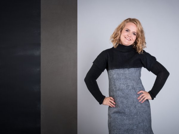 Juodos ir pilkos derinys minimalistine suknele - Dresses