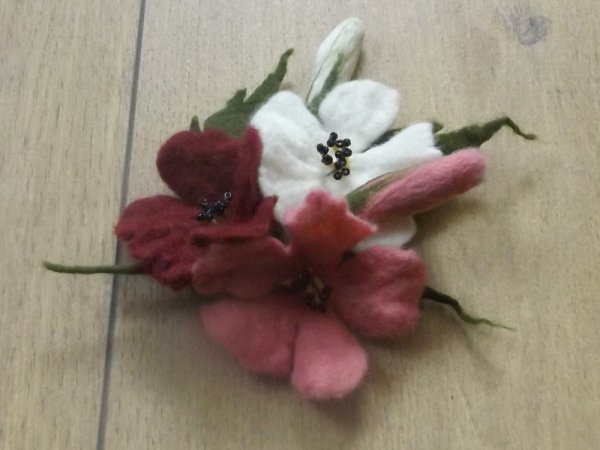 velta sagė 'Puokštelė" - Brooches