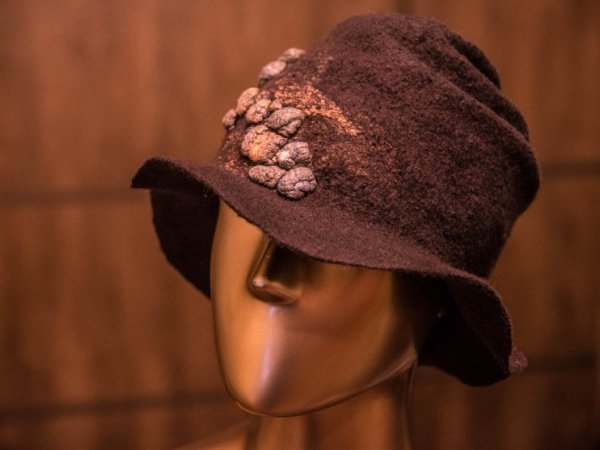 "Pilki akmeneliai: - Hats