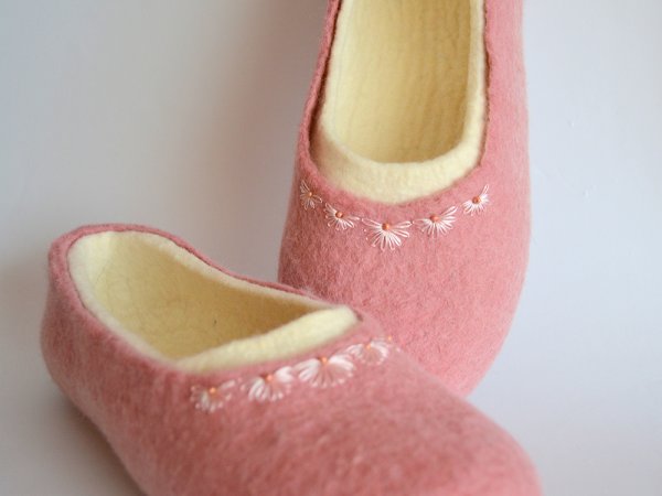 Pink felted slippers 3
