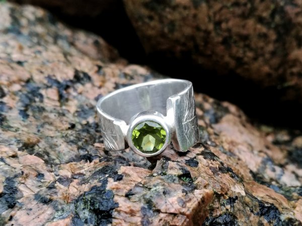Žiedas su peridotu. 2