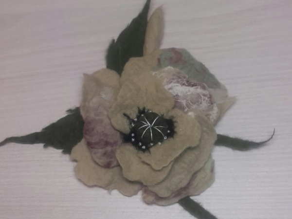 Velta sagė šviesios alyvuogių spalvos - Brooches