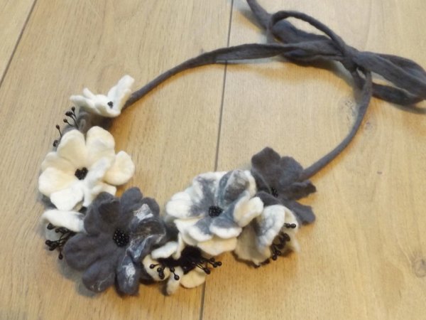 veltas pauošalas "Nespalvotas" - Necklaces