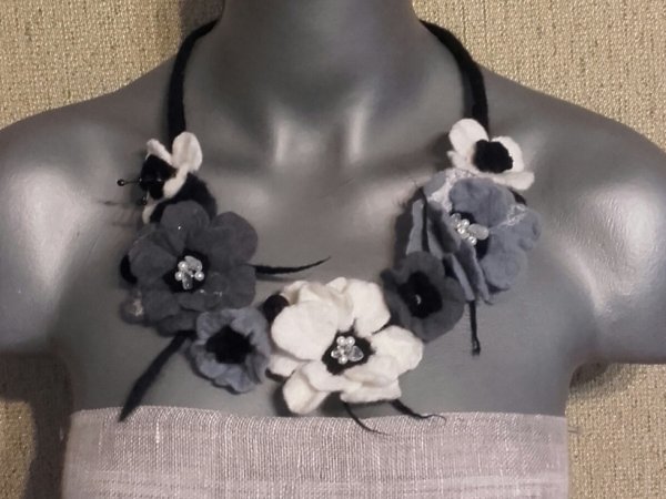 Veltas papuošalas " Nespalvotas 2" - Necklaces