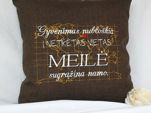 Gyvenimas nubloškia į netikėtas vietas. Meilė sugrąžina namo. - Pillows