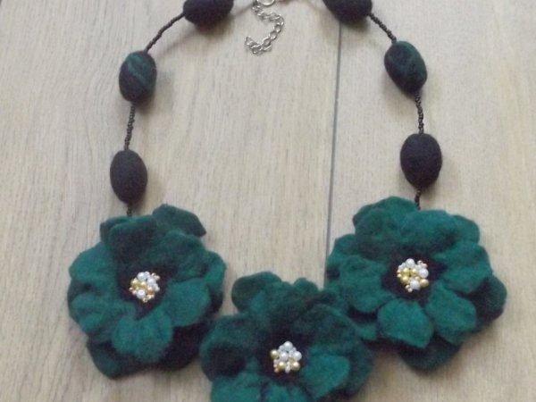 veltinio papuošalas tamsios žalios ir juodos derinys - Necklaces