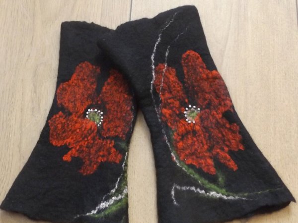 veltos riešinės "Aguonos sužydėjo" - Wristlets