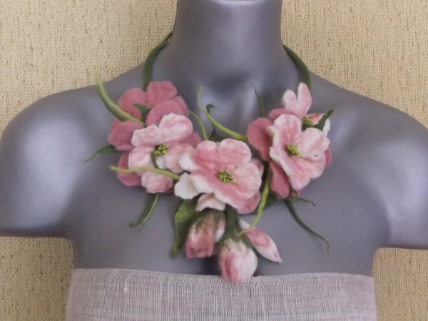 Jau sodai žydi - Necklaces