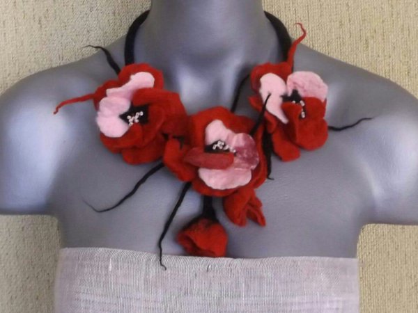 Veltas papuošalas raudonos ir rausvos spalvų - Necklaces
